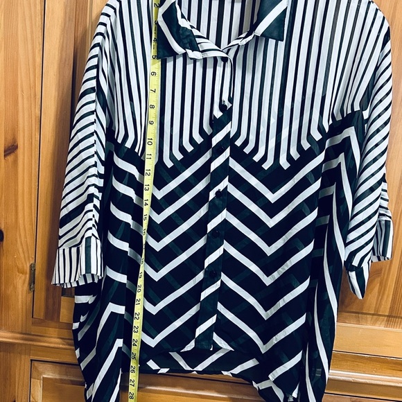 CHICO’S black & white, airy, boxy, blouse - Size L (Chico’s size 2) - Picture 2 of 5
